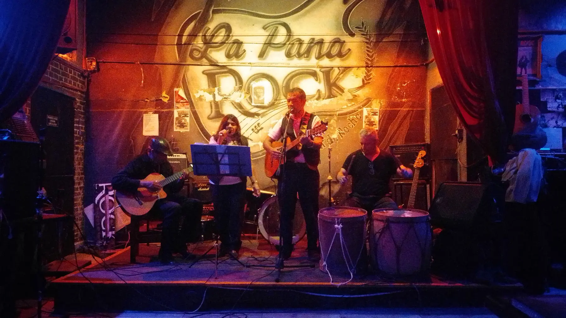 Banda folklórica completa de Lina y Eduardo tocando en vivo con guitarras, bombo legüero y congas