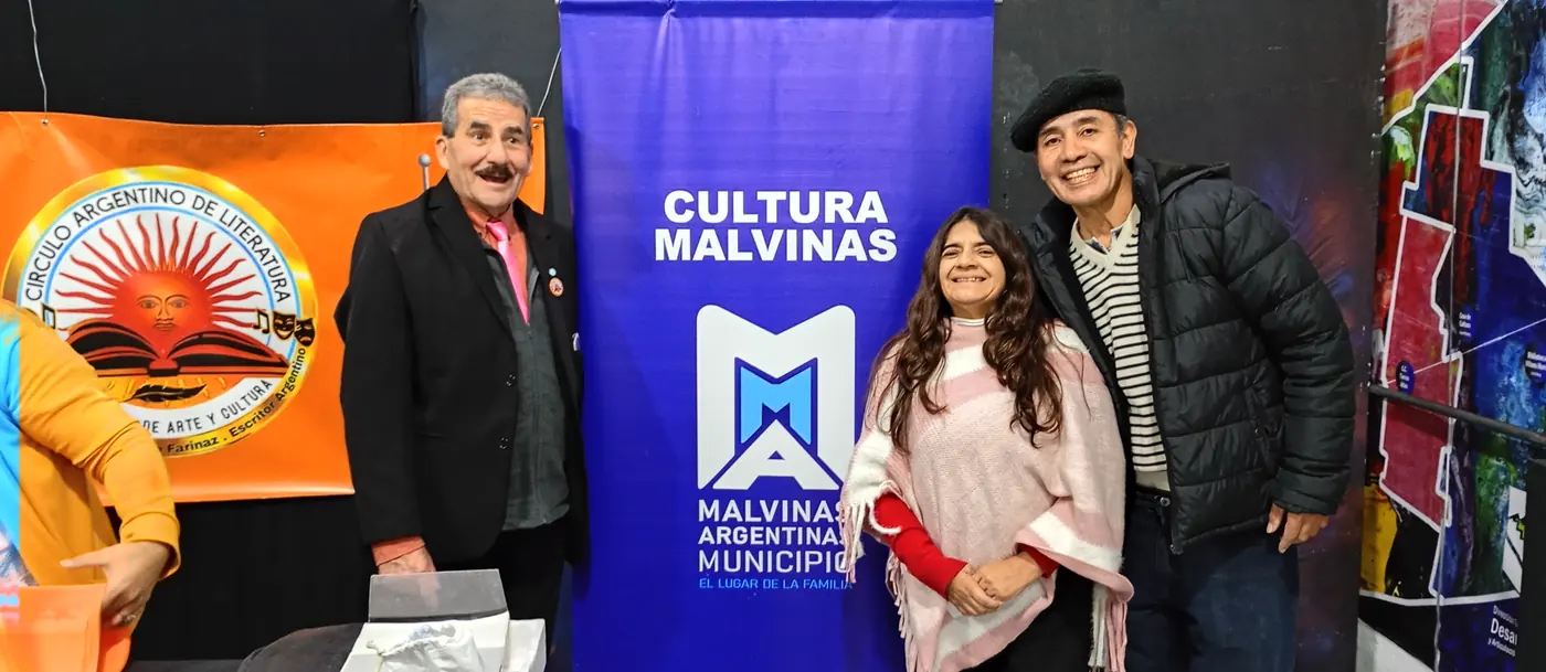Eduardo y Lina con poncho rosa en el Centro Cultural de Malvinas Argentinas