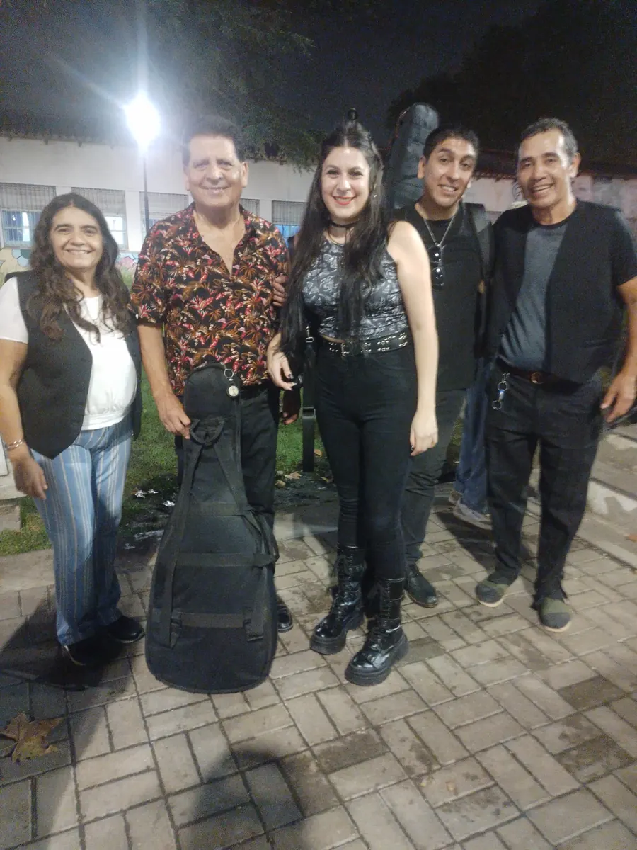 El dúo con músicos amigos después de un show de folklore santiagueño