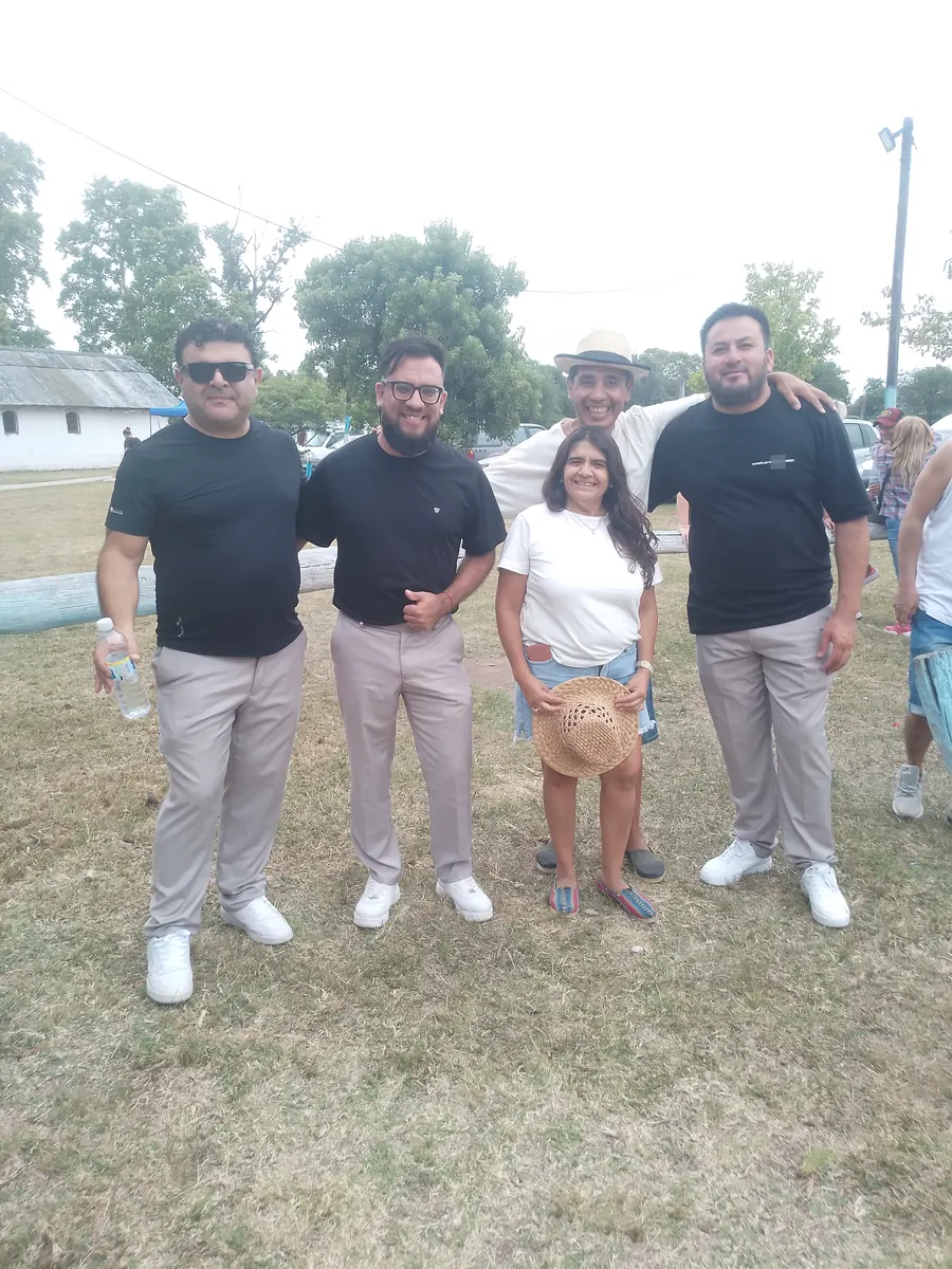 Encuentro de músicos folklóricos después de un show al aire libre
