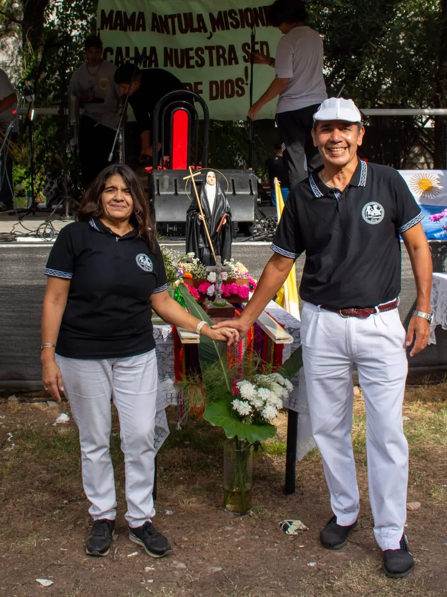El dúo de uniforme negro y blanco junto al altar de Mama Antula en una fiesta patronal
