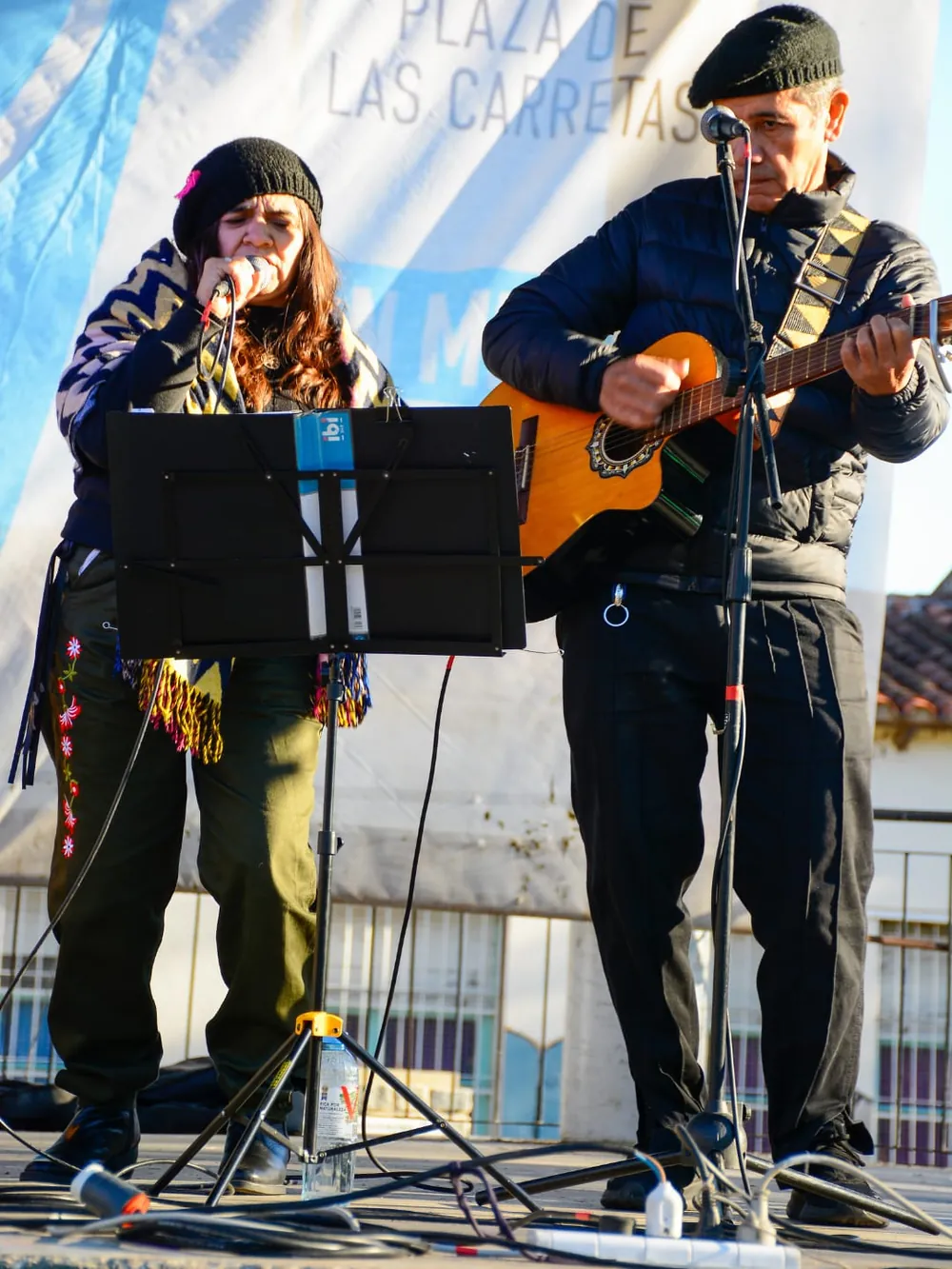 Lina y Eduardo Folk cantando en el escenario de Plaza de las Carretas, San Miguel, al atardecer