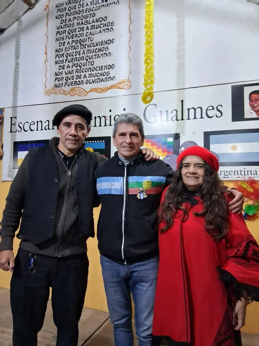 Lina y Eduardo con el público en un encuentro cultural de folklore