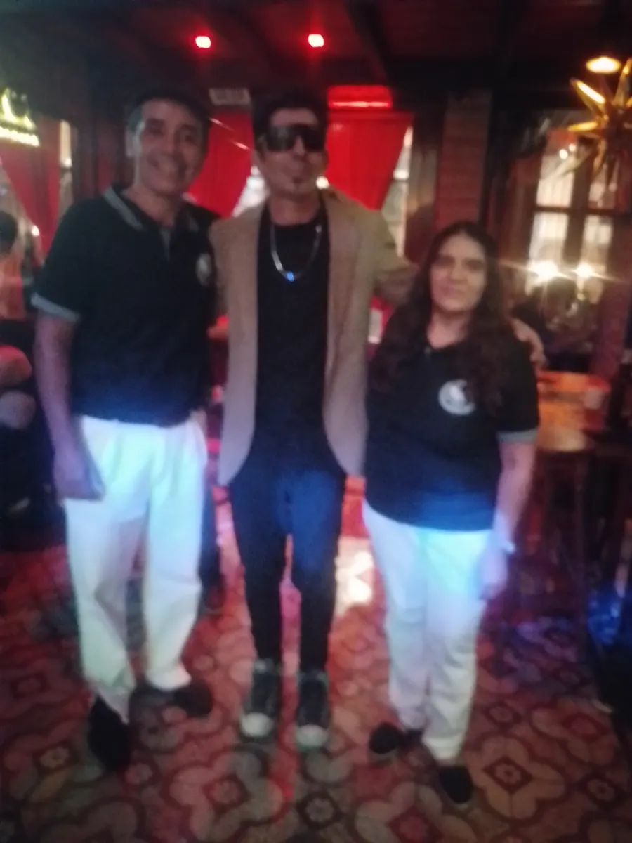 El dúo con un artista invitado en una peña folklórica nocturna