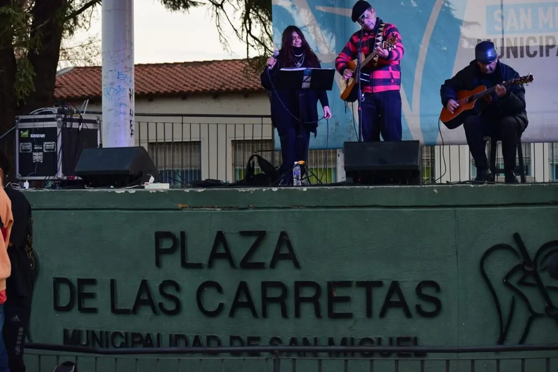 El grupo tocando en el escenario municipal de Plaza de las Carretas, San Miguel