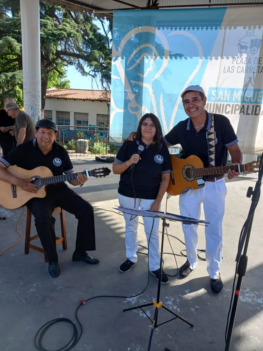 Trío folklórico con dos guitarras criollas en la glorieta de Plaza de las Carretas, San Miguel
